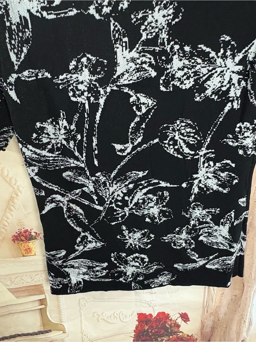 White House Black Market Black & White Floral Button-Shoulder Top - Picture 7 of 9